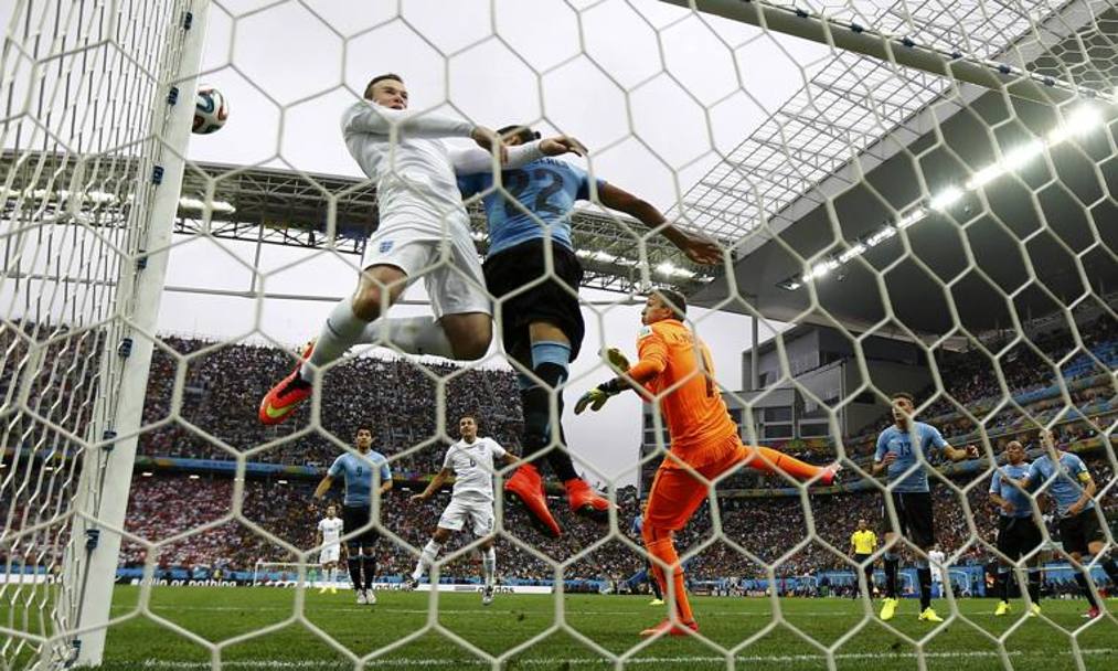 Rooney sfortunato: solo traversa per lui. Reuters